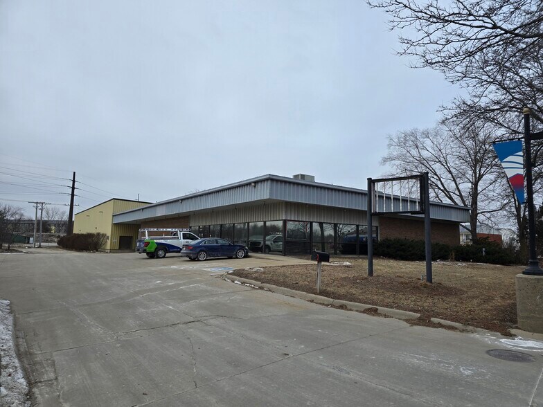 Primary Photo Of 218 2nd St, Coralville Flex For Sale