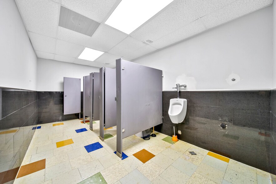 More Photos Of 6430 Hillcroft Ave, Houston Office For Sale
