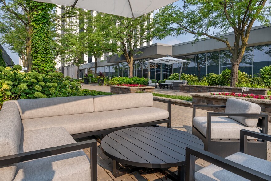 More Photos Of 1301 W 22nd St, Oak Brook Office For Lease