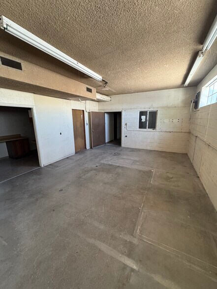 More Photos Of 2504 W Ohio Ave, Midland Flex For Sale