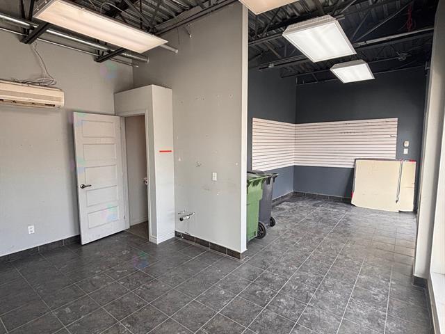 More Photos Of 11560 Boul de la Rivière-des-Prairies, Montréal Flex For Lease