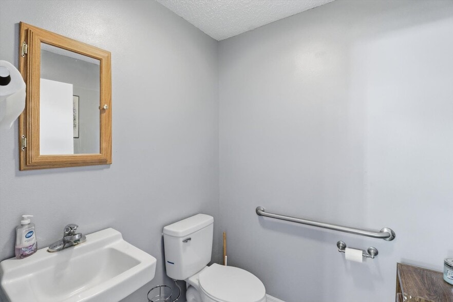 More Photos Of 2339 N Country Road 470, Lake Panasoffkee Office For Sale
