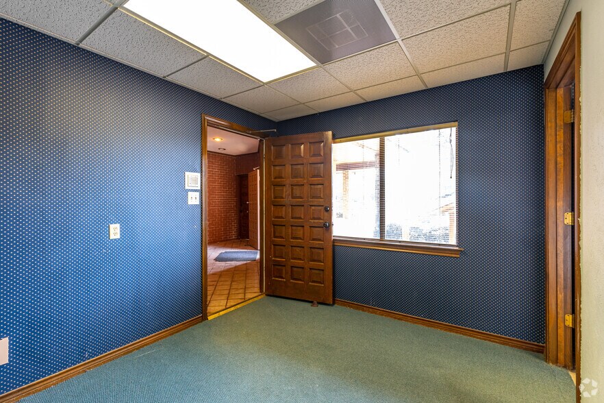 More Photos Of 1645 Dorchester Dr, Plano Medical For Lease