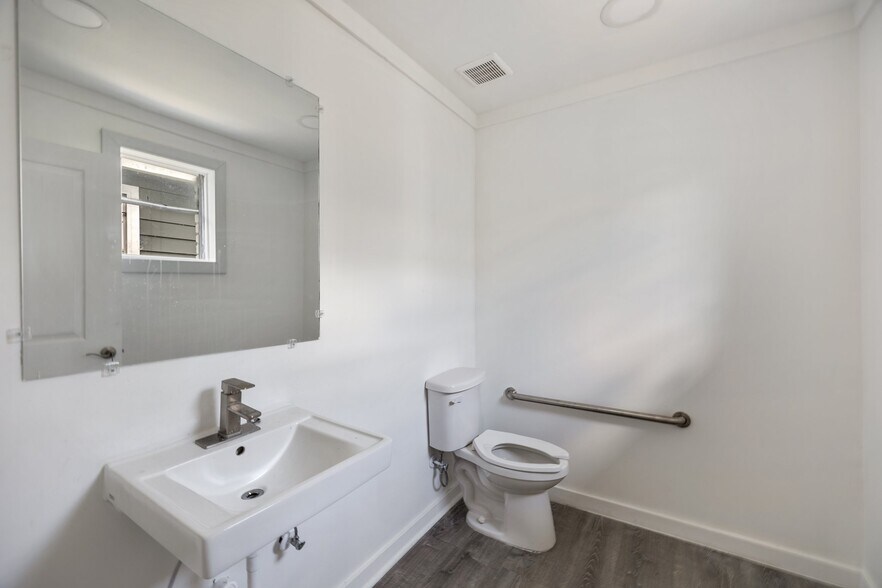 More Photos Of 1117 Collingsworth St, Houston Freestanding For Lease