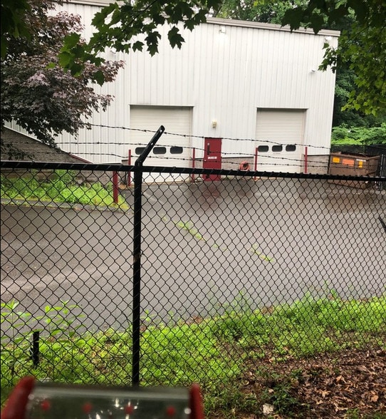 More Photos Of 160 S Turnpike Rd, Wallingford Light Distribution For Lease