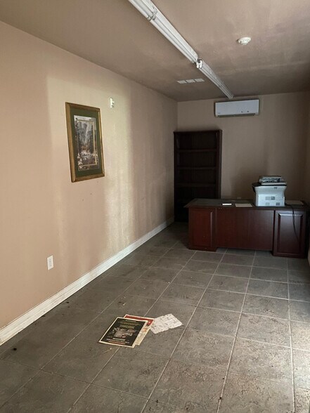 More Photos Of 1310 N ML King Jr Pky, Beaumont Light Manufacturing For Sale