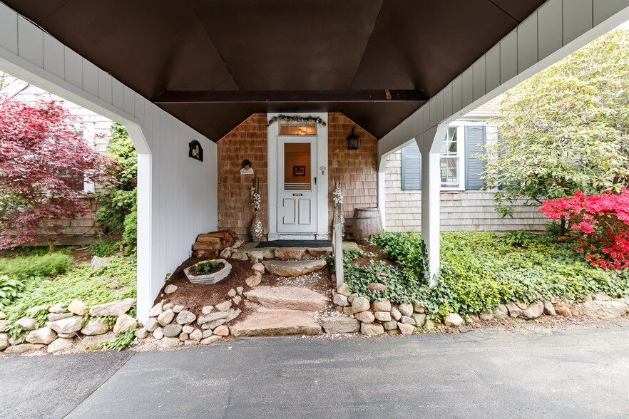 More Photos Of 2504 Main St, West Barnstable Hotel For Sale