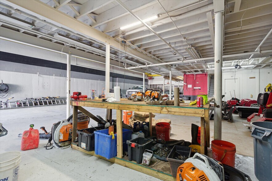 More Photos Of 4800 Joslyn Rd, Lake Orion Light Manufacturing For Sale