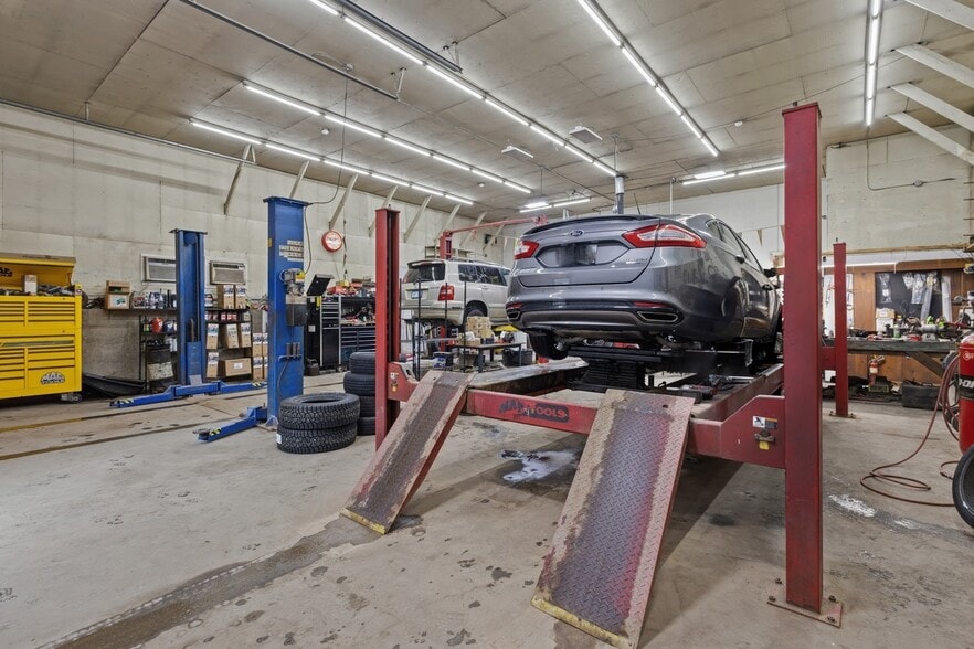 More Photos Of 1973 Victory Hwy, Glendale General Retail For Sale