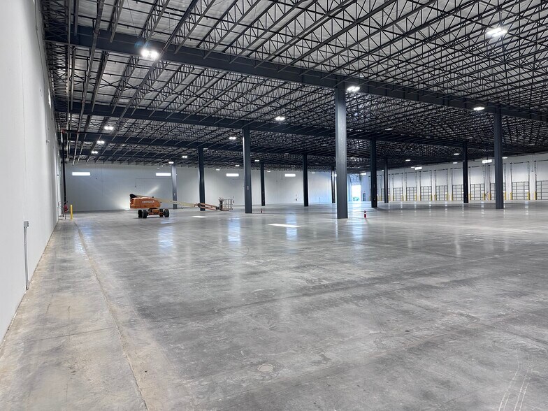 More Photos Of 19926 Kraus Lp, Laredo Distribution For Sale