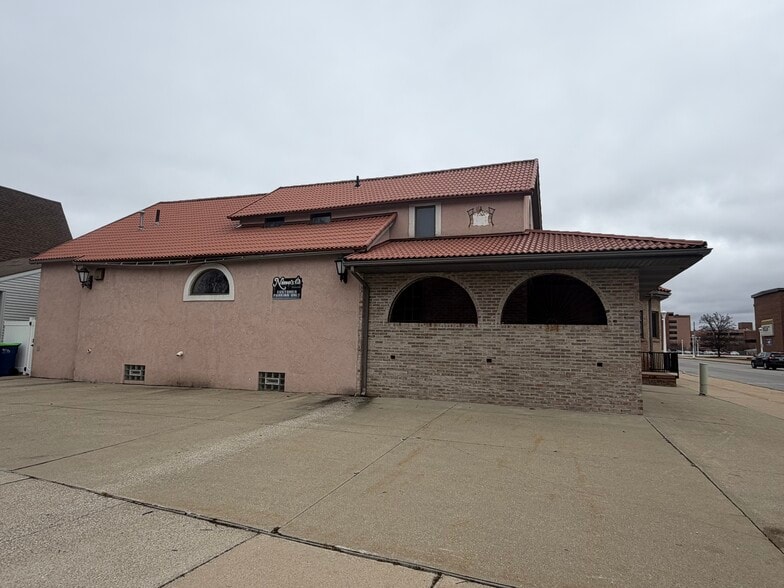 More Photos Of 1705 Columbus Ave, Bay City Restaurant For Sale
