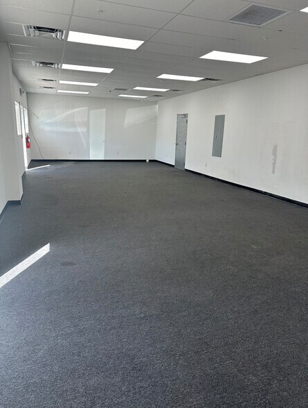 More Photos Of 6618-6628 26th Ct E, Sarasota Warehouse For Lease