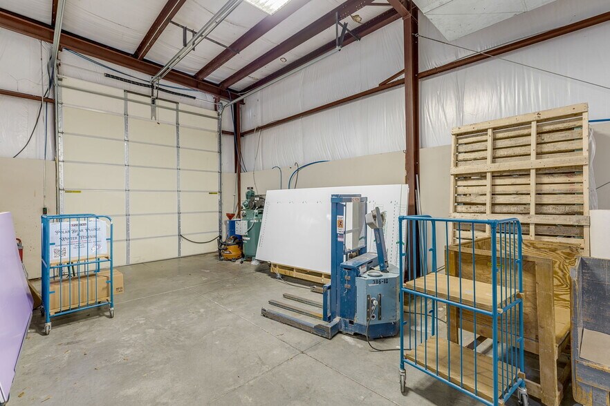 More Photos Of 11 N Kings Rd, Greenville Warehouse For Lease