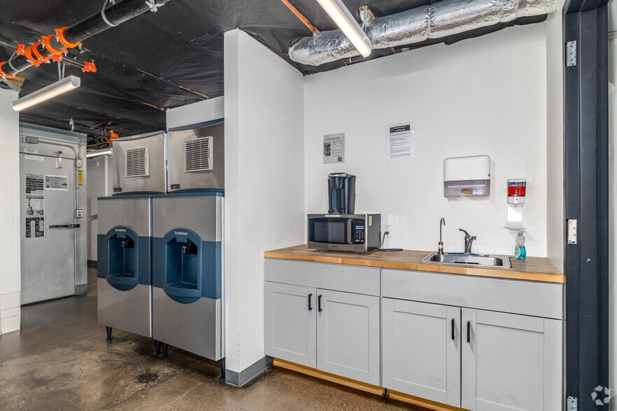 More Photos Of 14435 Victory Blvd, Van Nuys Health Club For Lease