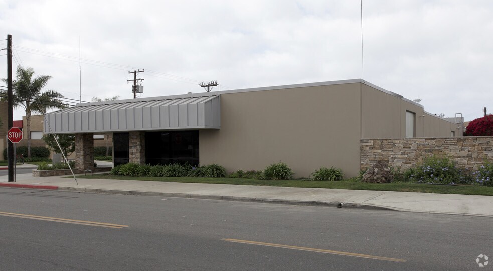 More Photos Of 902 W 18th St, Costa Mesa Warehouse For Lease