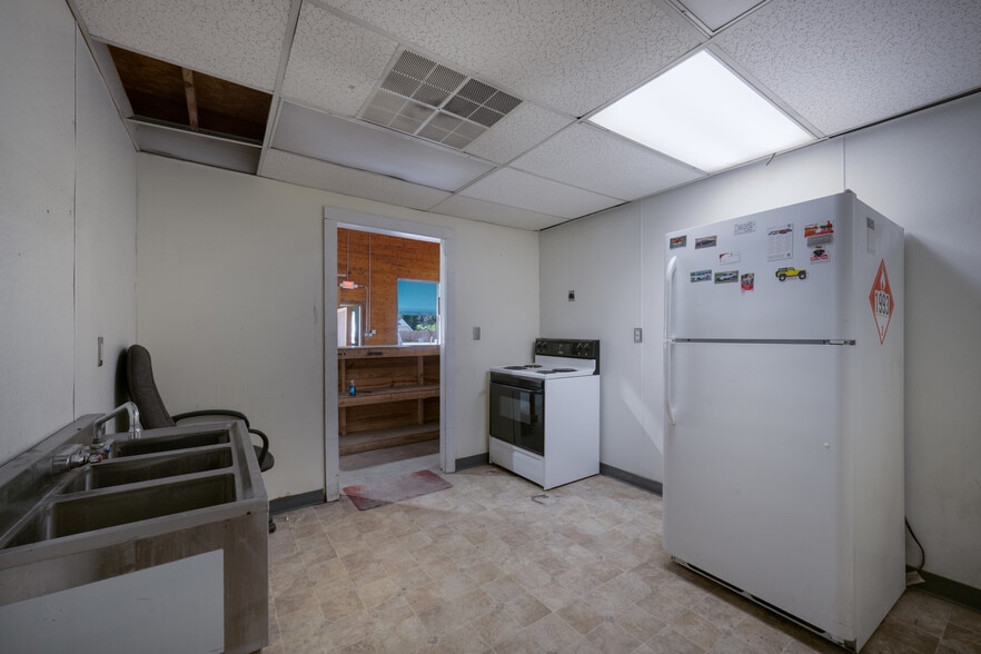 More Photos Of 127 Thompson St, Pittsboro Auto Repair For Lease