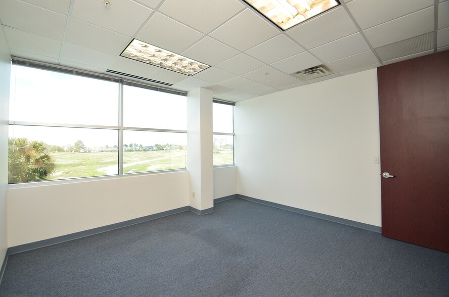 More Photos Of 7900 N Sam Houston Pky W, Houston Office For Lease