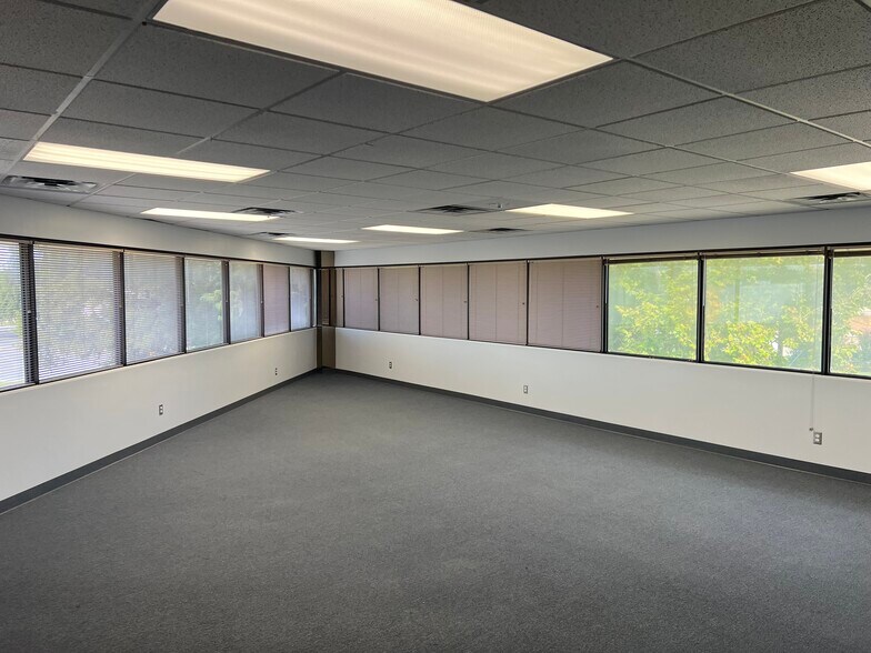 More Photos Of 1800 S Elm Pl, Broken Arrow Bank For Lease