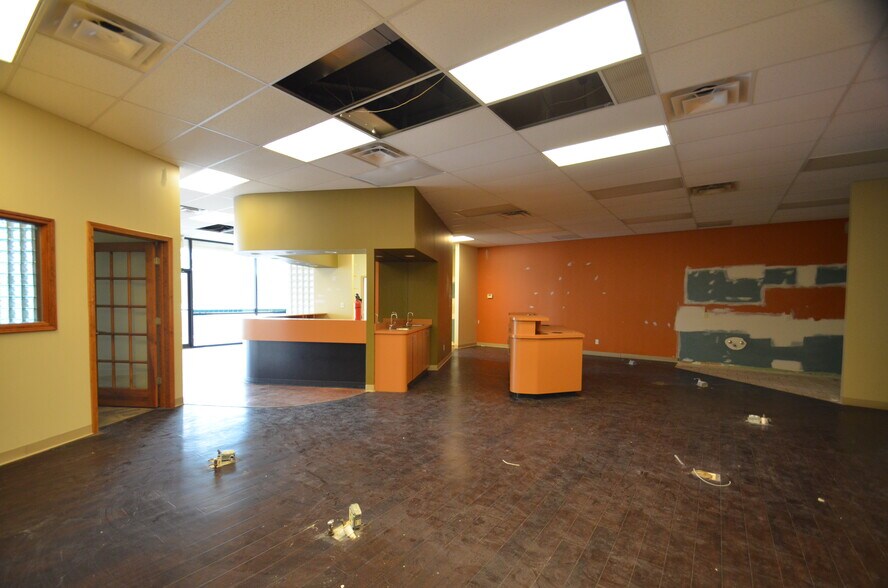 More Photos Of 3860-3884 Vogel Rd, Arnold Storefront For Lease