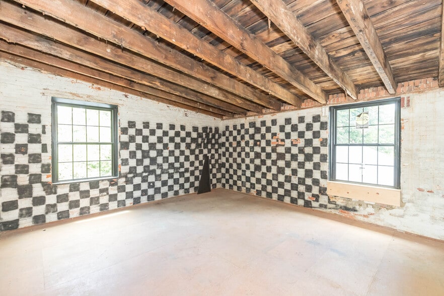 More Photos Of 1340 W Main St, Wytheville Loft Creative Space For Sale