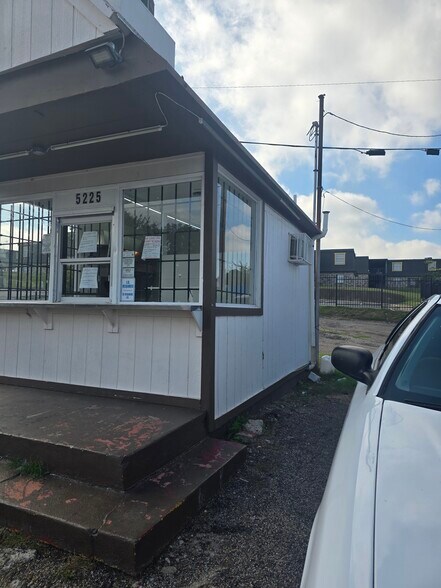 More Photos Of 5225 University Hills Blvd, Dallas General Retail For Lease