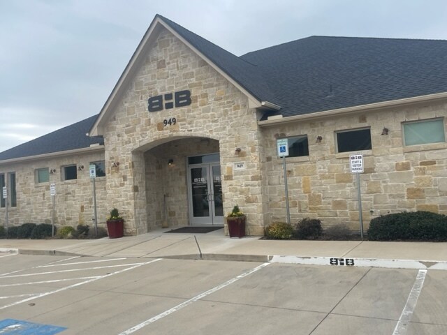 More Photos Of 925 Hilltop Dr, Weatherford Medical For Lease