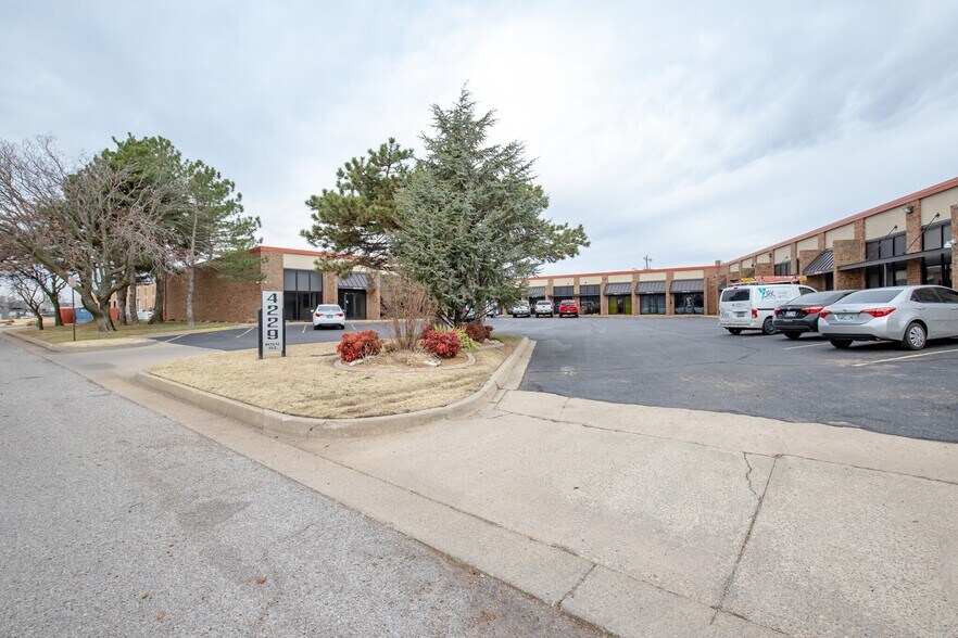 More Photos Of 4229 Royal Ave, Oklahoma City Flex For Lease