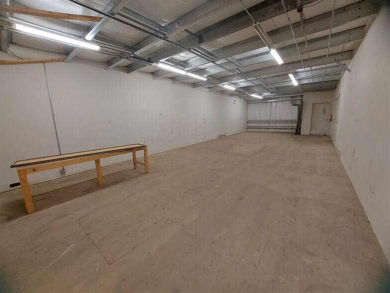 More Photos Of 342 Laura Ave, Red Deer County Auto Repair For Sale