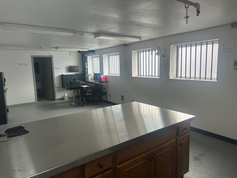 More Photos Of 8700 SW Barbur Ct, Portland Office For Lease