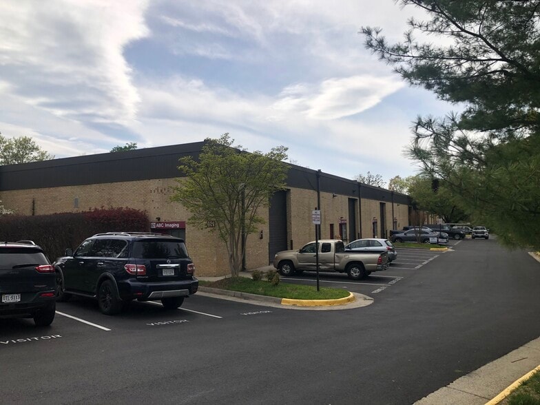 More Photos Of 601-633 Carlisle Dr, Herndon Warehouse For Sale