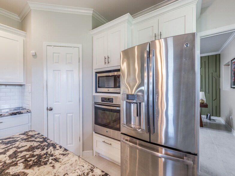 More Photos Of 10711 Hidden Lake Ln, Richmond Distribution For Sale