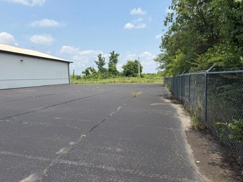 More Photos Of 950 Glengarry Drive, Fairdale Industrial For Sale