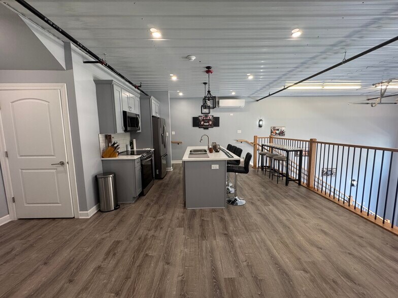 More Photos Of 2244 Ferry Rd, Naperville Flex For Sale