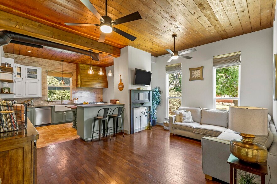 More Photos Of 115 N 1st St, Midlothian Storefront Retail Office For Sale