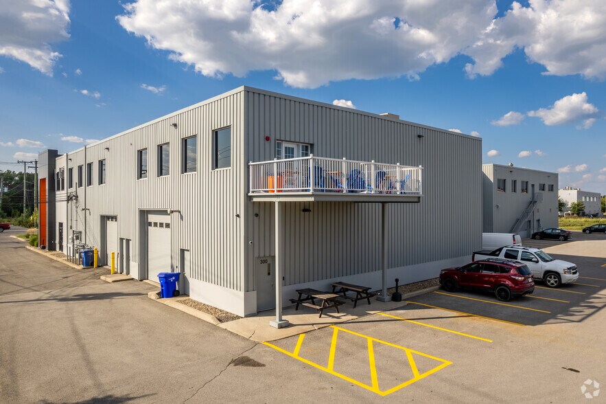 More Photos Of 17660 Rue Charles, Mirabel Flex For Lease