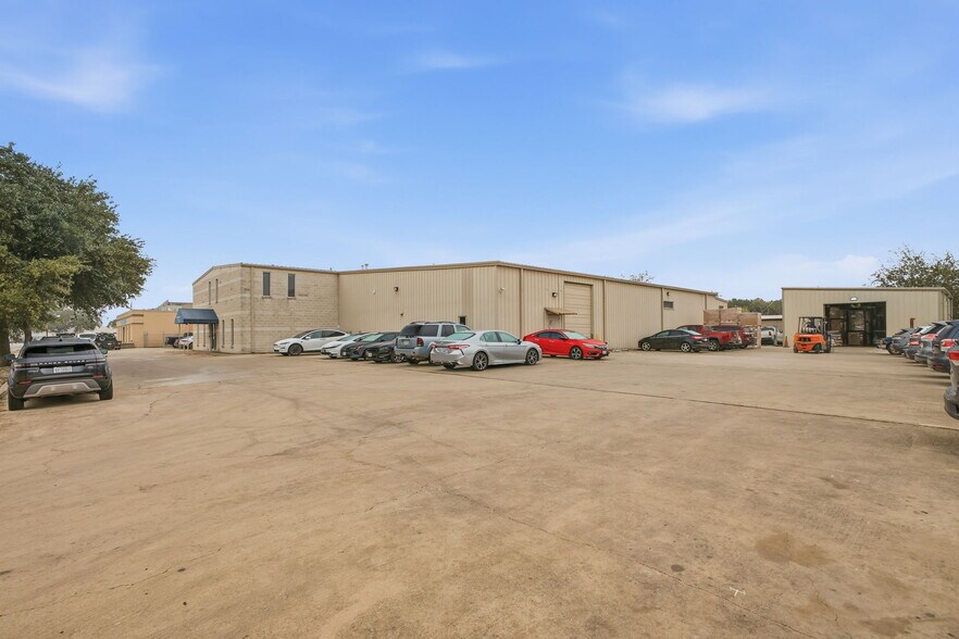 More Photos Of 315 N Park Dr, San Antonio Warehouse For Sale