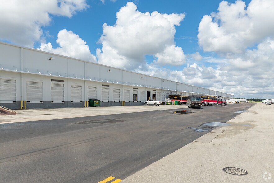 More Photos Of 14501 NW 57th Ave, Hialeah Distribution For Lease