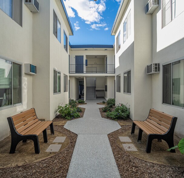 More Photos Of 1711 Granville Ave, Los Angeles Apartments For Sale