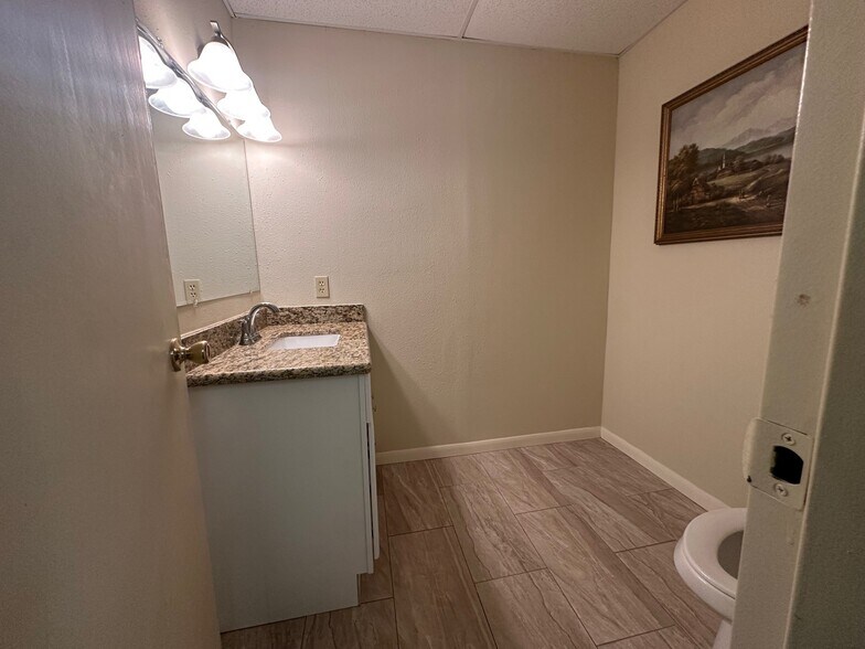 More Photos Of 1611 Elmview Dr, Houston Warehouse For Lease