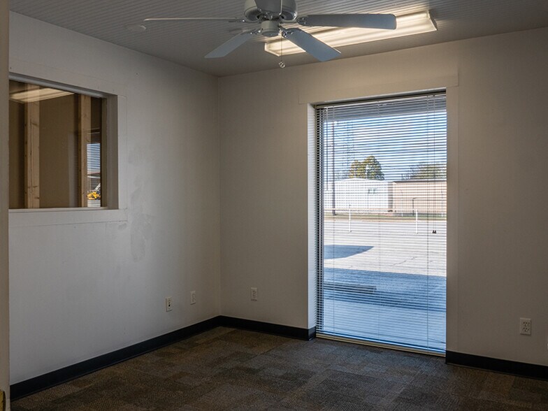 More Photos Of 108 McNutt Rd, Hutto Warehouse For Lease