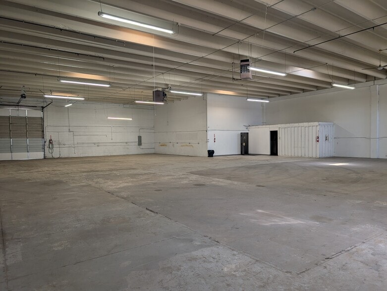 More Photos Of 6863-6865 E 48th Ave, Denver Warehouse For Sale