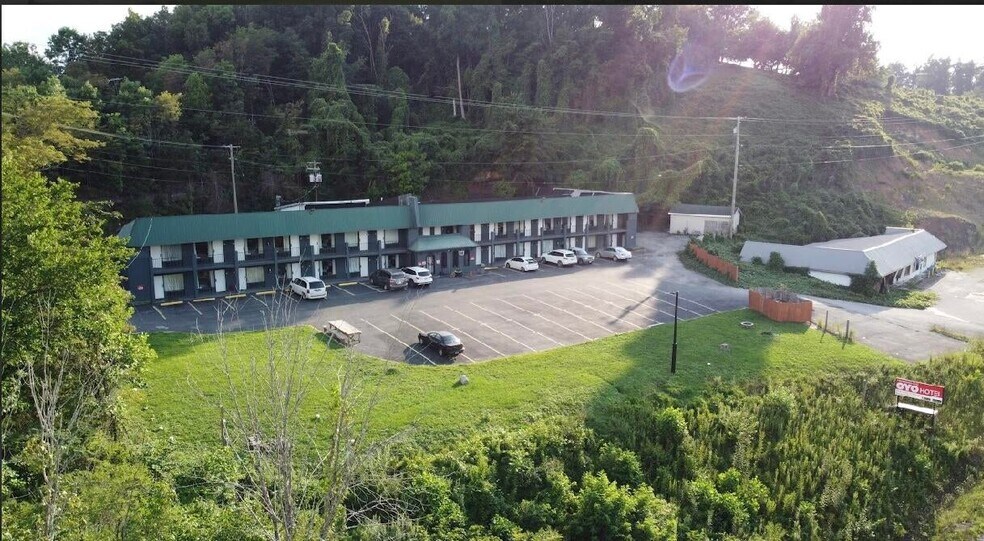Primary Photo Of 1798 S Wilderness Rd, Mount Vernon Hotel For Sale