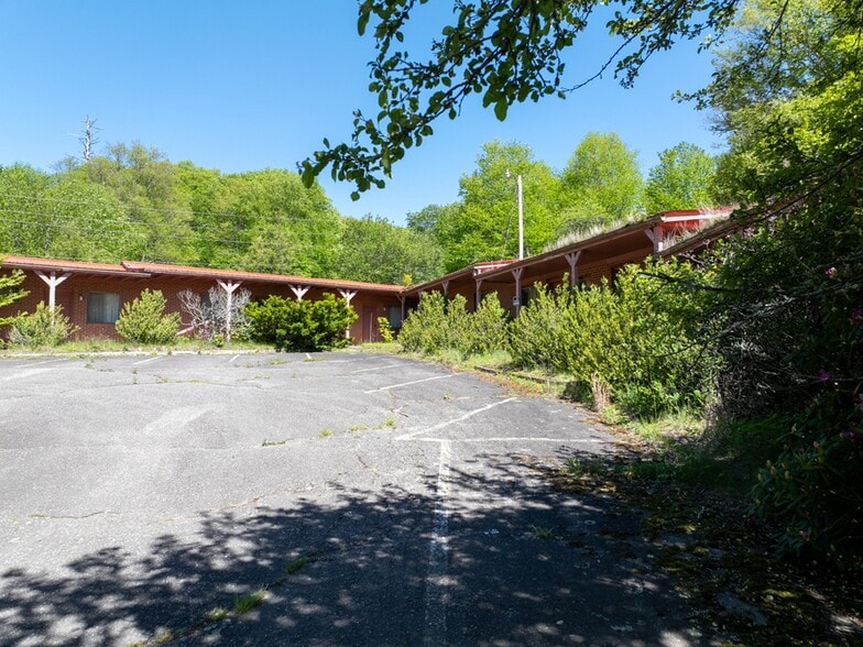 More Photos Of 11242 US-19, Maggie Valley Hotel For Sale