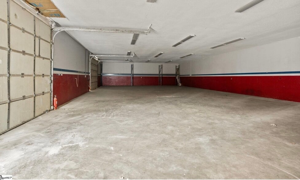 More Photos Of 2214 State Park Rd, Greenville Flex For Lease