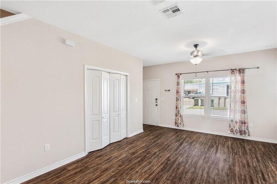 More Photos Of 2108 Cavitt Ave, Bryan Specialty For Sale