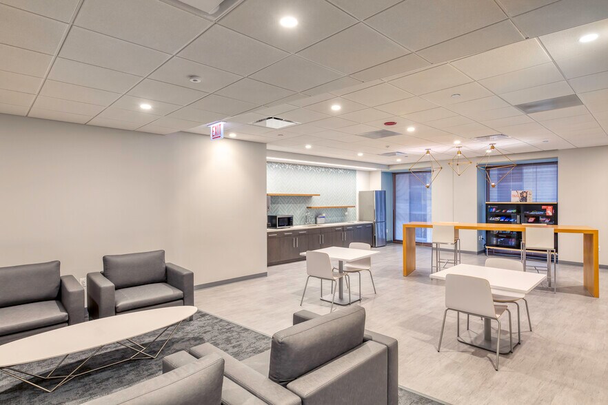 More Photos Of 737 N Michigan Ave, Chicago Office For Lease