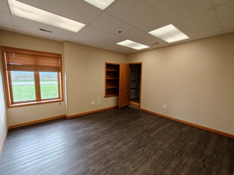 More Photos Of 633 Enterprise Ave, Dekalb Warehouse For Sale