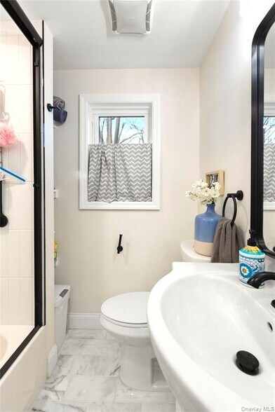 More Photos Of 305 4th Ave, Bay Shore Freestanding For Sale