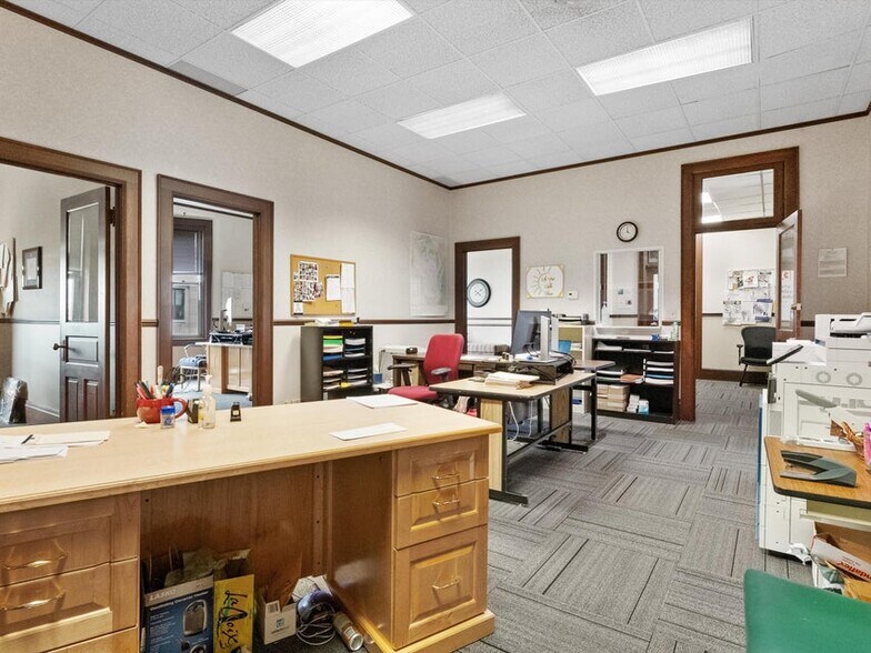 More Photos Of 921-931 8th St, Manitowoc Office For Sale