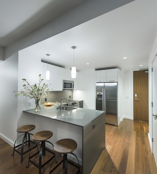 More Photos Of 399 Fremont St, San Francisco Apartments For Lease